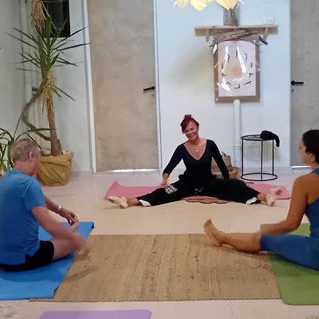 Tune Inn Activity Guesthouse- Over 24'S 阿普索斯 外观 照片