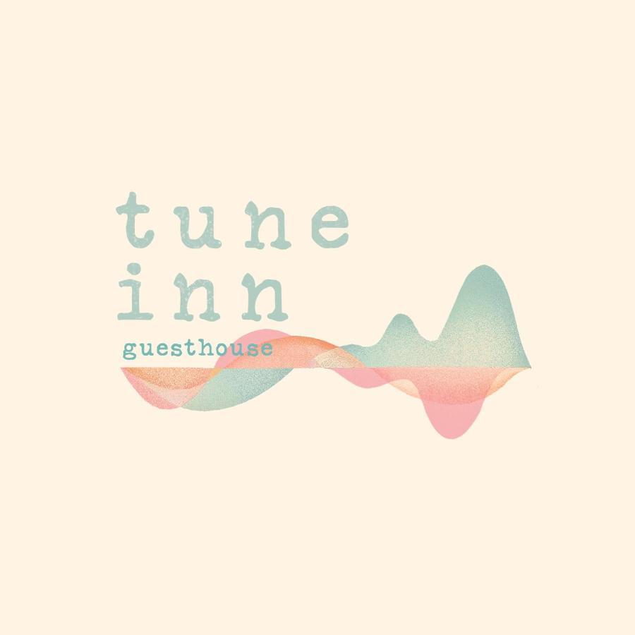 Tune Inn Activity Guesthouse- Over 24'S 阿普索斯 外观 照片