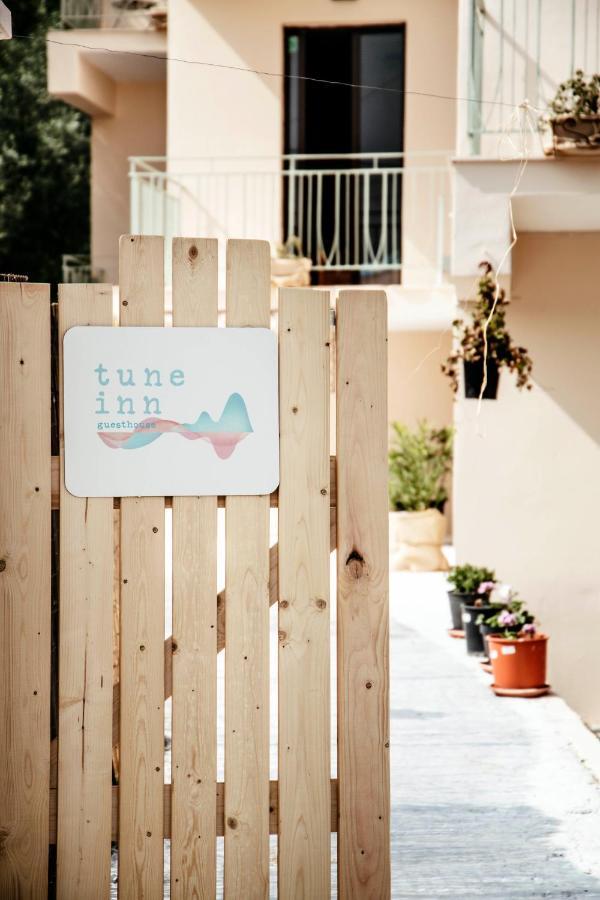 Tune Inn Activity Guesthouse- Over 24'S 阿普索斯 外观 照片