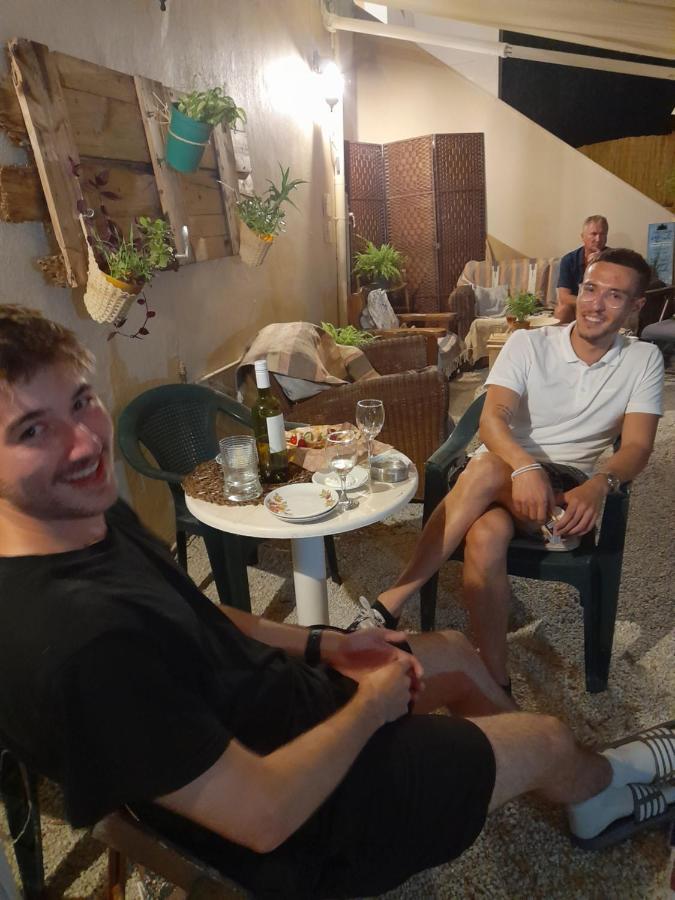 Tune Inn Activity Guesthouse- Over 24'S 阿普索斯 外观 照片