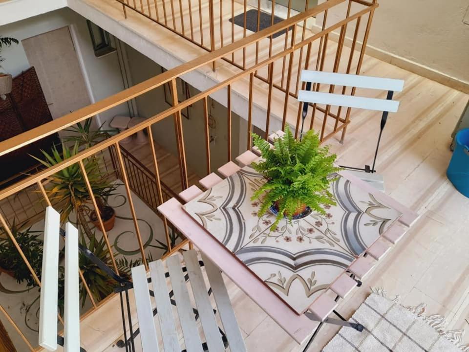 Tune Inn Activity Guesthouse- Over 24'S 阿普索斯 外观 照片