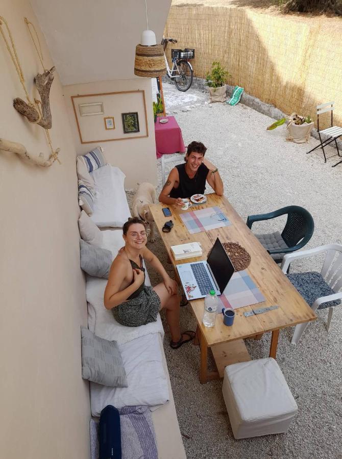 Tune Inn Activity Guesthouse- Over 24'S 阿普索斯 外观 照片