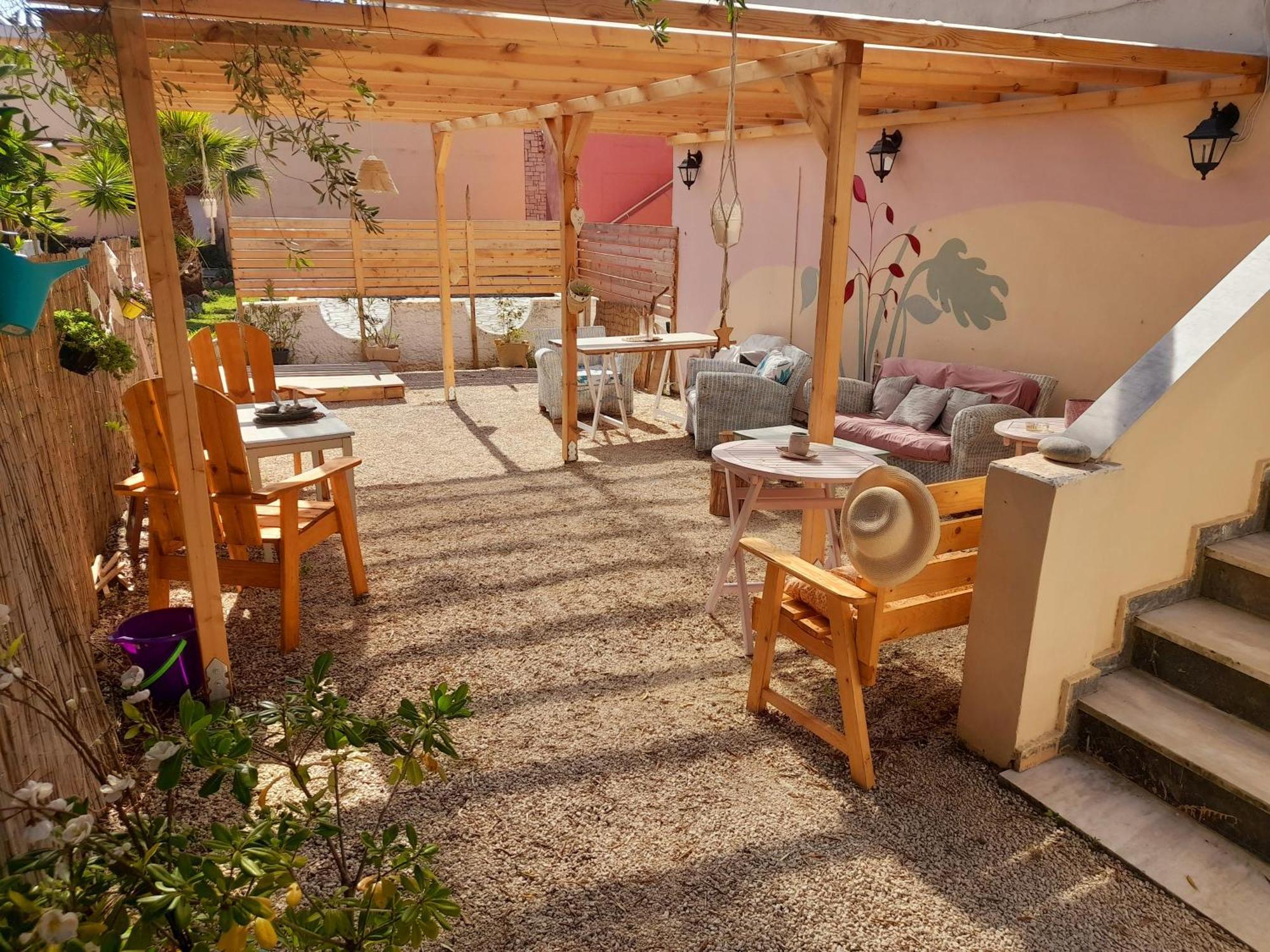 Tune Inn Activity Guesthouse- Over 24'S 阿普索斯 外观 照片