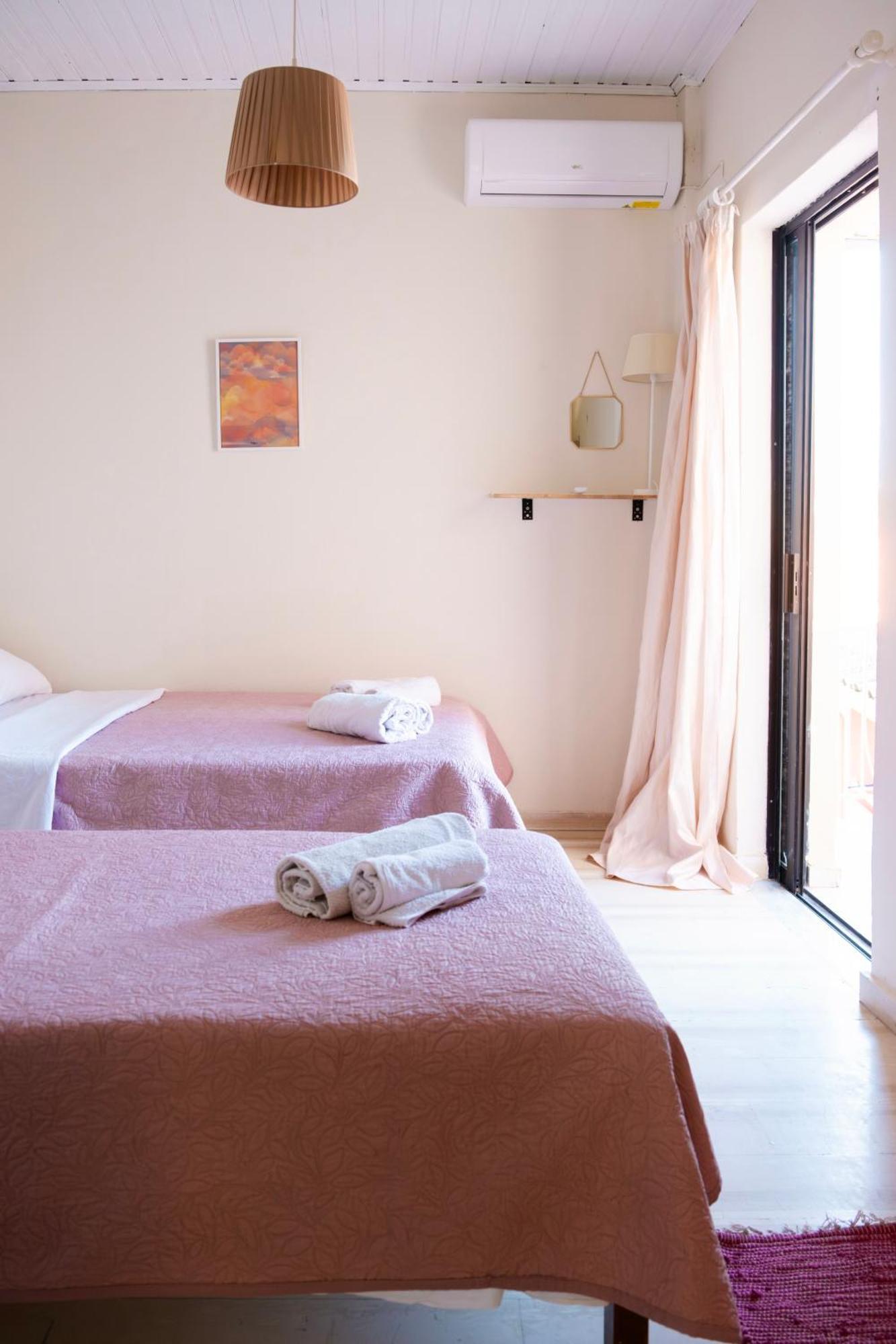 Tune Inn Activity Guesthouse- Over 24'S 阿普索斯 外观 照片